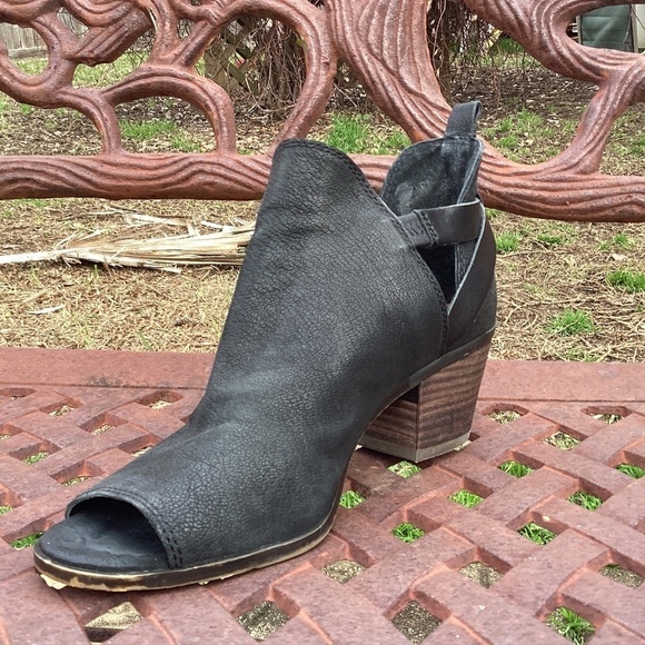 💋Lucky Brand Pebbled Leather Black Peep Toe Block Heel Ankle Booties - Picture 1 of 9